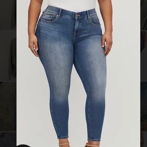 Torrid Bombshell Skinny Jean Premium Stretch Medium Wash (size 16 tall)